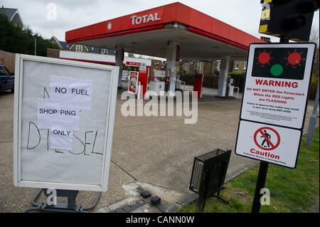 Le stazioni di benzina in Clapham South area esaurito il carburante per tutta la notte di venerdì. Londra, UK, 31 marzo 2012. Foto Stock