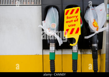 Le stazioni di benzina in Clapham South area esaurito il carburante per tutta la notte di venerdì. Londra, UK, 31 marzo 2012. Foto Stock