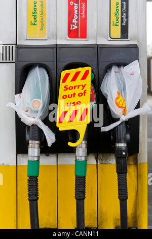 Le stazioni di benzina in Clapham South area esaurito il carburante per tutta la notte di venerdì. Londra, UK, 31 marzo 2012. Foto Stock