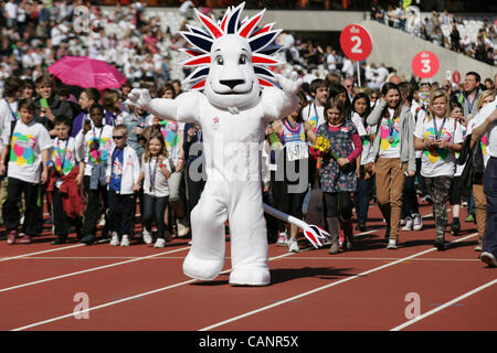 Atmosfera al Gold sfida allo Stadio Olimpico manifestazione svoltasi presso il parco olimpico di Stratford a Londra Foto Stock