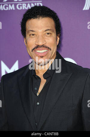 Aprile 1, 2012 - Las Vegas, Nevada, USA -cantante Lionel Richie arriva sul tappeto rosso al quarantasettesimo Accademia annuale dei premi di musica country che si sta svolgendo a MGM Grand Hotel & Casino Grand Garden Arena si trova a Las Vegas. Copyright 2012 Jason Moore. (Credito Immagine: © Jason Moore/ZUMAPRESS.c Foto Stock