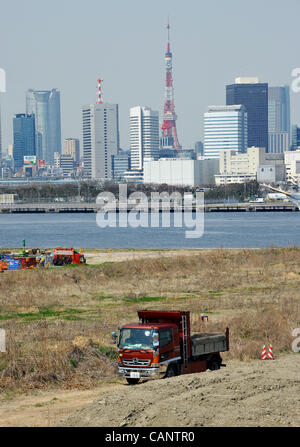 Aprile 2, 2012, Tokyo, Giappone - Costruzione prende il via presso la nuova sede di Tokyo all'ingrosso mercato del pesce di Toyosu area della capitale della nazione il Lunedi, Aprile 2.12. Tukiji mercato del pesce si sposta dalla sua posizione attuale di più di sessanta anni alla foce del Fiume Sumida per un nuovo sito di Toyo Foto Stock