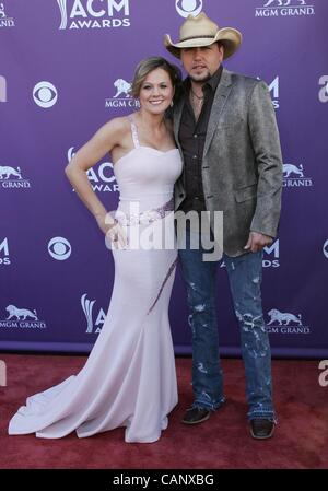 Jessica Aldean, Jason Aldean presso gli arrivi per 47° Annual Academy of Country Music (ACM) Awards - Gli arrivi 2, MGM Grand Garden Arena di Las Vegas, NV Aprile 1, 2012. Foto di: James Atoa/Everett Collection Foto Stock