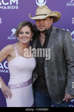 Jessica Aldean, Jason Aldean presso gli arrivi per 47° Annual Academy of Country Music (ACM) Awards - Gli arrivi 2, MGM Grand Garden Arena di Las Vegas, NV Aprile 1, 2012. Foto di: James Atoa/Everett Collection Foto Stock