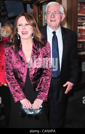 Marlo Thomas, Phil Donahue di presenze per il miglior uomo apertura notturna su Broadway, Gerald Schoenfeld Theatre di New York, NY Aprile 1, 2012. Foto di: Gregorio T. Binuya/Everett Collection Foto Stock