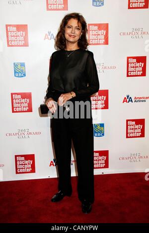 Susan Sarandon presso gli arrivi per il trentanovesimo Annuale Premio Chaplin, Alice Tully Hall presso il Lincoln Center di New York, NY Aprile 2, 2012. Foto: F. Burton Patrick/Everett Collection Foto Stock