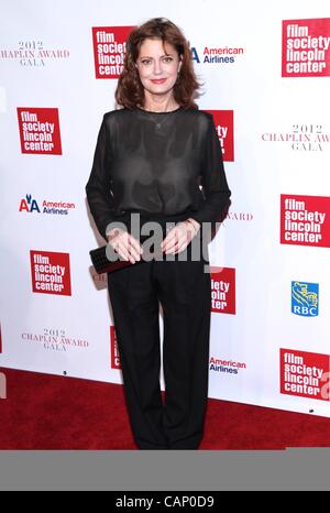 Susan Sarandon presso gli arrivi per il trentanovesimo Annuale Premio Chaplin, Alice Tully Hall presso il Lincoln Center di New York, NY Aprile 2, 2012. Foto di: Andres Otero/Everett Collection Foto Stock