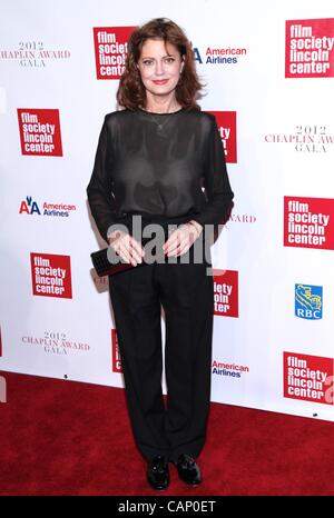 Susan Sarandon presso gli arrivi per il trentanovesimo Annuale Premio Chaplin, Alice Tully Hall presso il Lincoln Center di New York, NY Aprile 2, 2012. Foto di: Andres Otero/Everett Collection Foto Stock