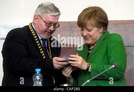 Il cancelliere tedesco Angela Merkel (destra) riceve la medaglia da Ales Gerloch Dekan Praga della facoltà di legge dopo la discussione con gli studenti di Praga della Facoltà di Legge su Martedì, 3 aprile 2012. Merkel è in Repubblica ceca su una visita ufficiale di un giorno. (CTK foto/Vit Simanek) Foto Stock