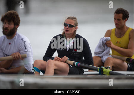 03/04/2012. 158Xchanging Oxford & Università di Cambridge Boat Race. Gita in pratica durante la precedente settimana Tideway. Cambridge equipaggio blu da destra a sinistra per :- 4 Alex Ross (NZ), 5 Mike Thorp (GBR), 6 Steve Dudek (USA), Foto Stock