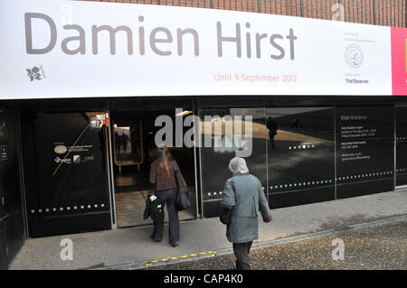 Londra, Regno Unito. Mercoledì 4 aprile 2012. La Tate Modern Gallery. Il Damien Hirst mostra 'Per amore di Dio" si apre al pubblico. Foto Stock