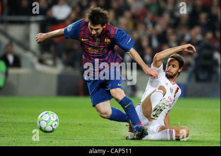Lionel Messi (Barcellona), Luca Antonini (Milano), 3 aprile 2012 - Calcio : Lionel Messi del Barcellona è imbrattata di Luca Antonini del Milan a cedere una penalità durante la UEFA Champions League quarti di finale 2 gamba match tra FC Barcelona 3-1 AC Milan al Camp Nou stadium di Barcellona, Foto Stock