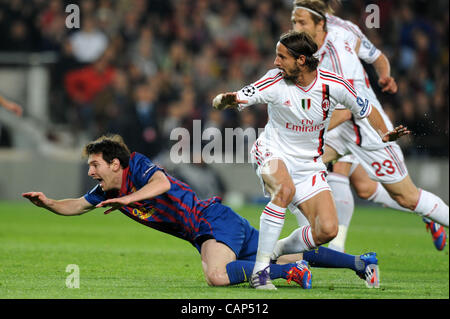 Lionel Messi (Barcellona), Luca Antonini (Milano), 3 aprile 2012 - Calcio : Lionel Messi del Barcellona è imbrattata di Luca Antonini del Milan a cedere una penalità durante la UEFA Champions League quarti di finale 2 gamba match tra FC Barcelona 3-1 AC Milan al Camp Nou stadium di Barcellona, Foto Stock