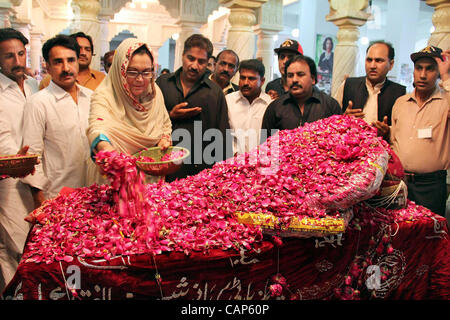 Peoples Party-SB Presidente Ghunwa Bhutto docce petali di rosa sulla tomba di Peoples Party (PPP) Fondatore, Zulfiqar Ali Bhutto durante le sue visite a Bhutto Mausoleo in occasione della sua morte anniversario in Garhi Khuda Bux Mercoledì, 04 aprile 2012. Foto Stock