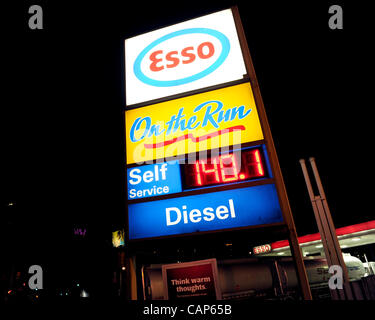 4 aprile 2012 - Toronto, Canada - il prezzo del gas nella Greater Toronto Area aumentato a un nuovo record di $1.40 per litro. Nella foto, un distributore ESSO su Lake Shore Boulevard visualizzando il nuovo prezzo nel centro cittadino di Toronto a 2AM Aprile 4, 2012. (DCP/N8N) Foto Stock