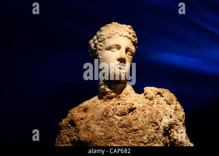 4 aprile 2012 - Athens, Grecia - Statua di Hermes. ''Antikythera naufragio'' mostra si svolge al Museo Archeologico Nazionale di Atene. Tutte le antichità recuperato nel 1900-1901 e 1976 dal leggendario naufragio off l isolotto di Antikythera sud del Peloponneso sarà presentato f Foto Stock