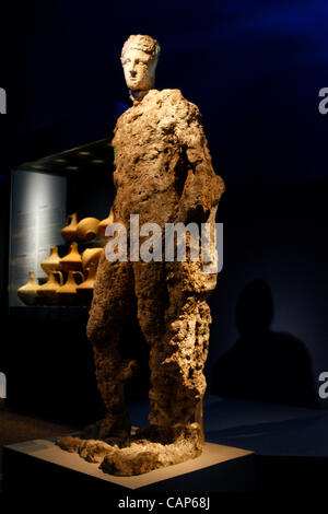 4 aprile 2012 - Athens, Grecia - Hermes statua. ''Antikythera naufragio'' mostra si svolge al Museo Archeologico Nazionale di Atene. Tutte le antichità recuperato nel 1900-1901 e 1976 dal leggendario naufragio off l isolotto di Antikythera sud del Peloponneso sarà presentato per Foto Stock