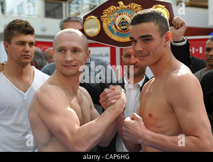 Boxer Lukas Konecny (CZE, a sinistra) e Salim Larbi (FRA) pongono durante la gazzetta Weight-In davanti ad interim WBO Light Middleweight titolo di campionato a Brno Modrice, Repubblica ceca in data 4 aprile 2012. Konecny allenatore Dirk Dzemski sta più a sinistra. (CTK foto/Igor Sefr) Foto Stock