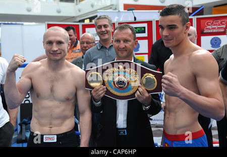 Boxer Lukas Konecny (CZE, a sinistra) e Salim Larbi (FRA) pongono durante la gazzetta Weight-In davanti ad interim WBO Light Middleweight titolo di campionato a Brno Modrice, Repubblica ceca in data 4 aprile 2012. (CTK foto/Igor Sefr) Foto Stock