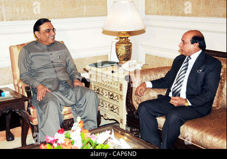 Presidente Asif Ali Zardari di scambi di opinioni con il Governatore del Punjab, Sardar Latif Khan Khosa durante la riunione a casa del governatore di Lahore Mercoledì, 04 aprile 2012. Foto Stock