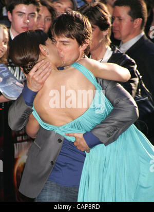 Jun 23, 2005; New York, NY, STATI UNITI D'AMERICA; attrice katie holmes & fidanzato/attore TOM CRUISE presso il New York premiere di "la guerra dei mondi" tenutasi presso il Teatro Ziegfeld. Credito: Foto di Nancy Kaszerman/ZUMA premere. (©) Copyright 2005 by Nancy Kaszerman Foto Stock