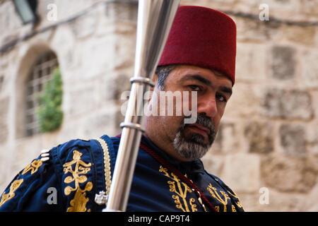 Uno scout conduce la processione dell Arcivescovo Fouad Twal, Patriarca Latino di Gerusalemme, arrivando presso la chiesa del Santo Sepolcro a servizi di piombo il Giovedì Santo. Gerusalemme, Israele. 5-apr-2012. Foto Stock