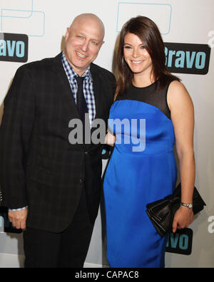 4 aprile 2012 - New York New York, Stati Uniti - La realtà stelle TOM COLICCHIO e GAIL SIMMONS frequentare il bravo MediaÃ•s 2012 iniziali di presentazione tenutasi nel quartiere di Chelsea. (Credito Immagine: © Nancy Kaszerman/ZUMAPRESS.com) Foto Stock