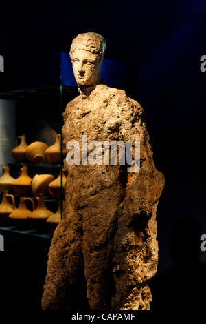 4/4/2012 Atene Grecia. Statua di Hermes. Il 'Relitto di Antikythera' mostra si svolge al Museo Archeologico Nazionale di Atene. Tutte le antichità recuperato nel 1900-1901 e 1976 dal leggendario naufragio off l isolotto di Antikythera sud del Peloponneso sarà presentato per la prima t Foto Stock