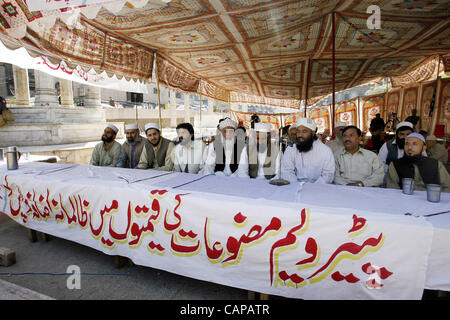 I sostenitori di Jamat-e-Islami (JI) sedersi a protestare camp come essi sono per protestare contro l aumento dei prezzi dei prodotti petroliferi al chowk Yadgar nella città di Peshawar, giovedì, 05 aprile 2012. Foto Stock