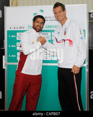 Tennista serbo Janko TIPSAREVIC (sinistra) e il ceco giocatore di tennis Tomas BERDYCH pongono dopo la conferenza stampa e il disegno della Repubblica ceca vs Serbia Davis Cup quarterfinal, Giovedì, 5 aprile 2012, a Praga. La Repubblica ceca Republic-Serbia Davis Cup match avrà inizio venerdì 6 aprile. (CTK P Foto Stock