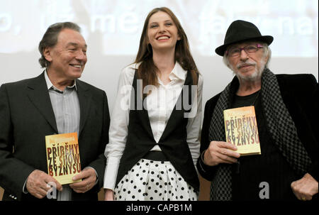 Cantante ceca Iva Fruhlingova presente il suo nuovo libro storie da dello spettacolo a Praga e nella Repubblica ceca in data 5 aprile 2012. Attore francese Pierre Richard è visibile a destra e cantante ceco Karel Gott a destra. (CTK foto/Stanislav Zbynek) Foto Stock