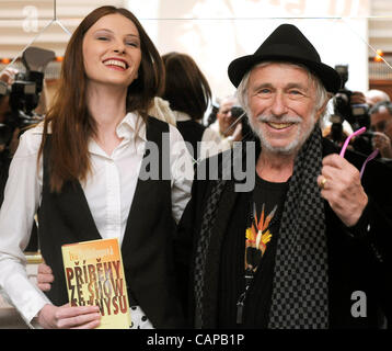 Cantante ceca Iva Fruhlingova presente il suo nuovo libro storie da dello spettacolo a Praga e nella Repubblica ceca in data 5 aprile 2012. Attore francese Pierre Richard è visibile a destra. (CTK foto/Stanislav Zbynek) Foto Stock