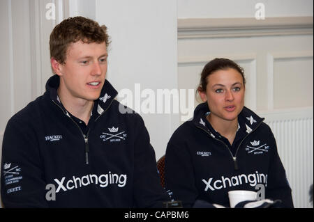 05/04/2012. 158Xchanging Oxford & Università di Cambridge Boat Race. Oxfors presidente Karl Hudspith (GBR) e cox Cox: Zoe De Toledo (GBR) adress una conferenza stampa. Foto Stock