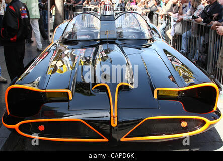La Batmobile ADAM WEST onorato con una stella sulla Hollywood Walk of Fame HOLLYWOOD Los Angeles California USA 05 Aprile 2012 Foto Stock
