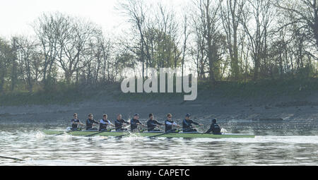 Il fiume Tamigi, Londra, Regno Unito. 06/04/2012. 158Xchanging Oxford & Università di Cambridge Boat Race. Gita in pratica durante la precedente settimana Tideway. Foto Stock