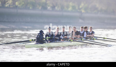 Il fiume Tamigi, Londra, Regno Unito. 06/04/2012. La Oxford Blue equipaggio assume un riposo durante una gita in pratica il venerdì prima del giorno della gara. Domani sarà la 158Xchanging Oxford & Università di Cambridge Boat Race. Foto Stock