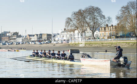 Il fiume Tamigi, Londra, Regno Unito. 06/04/2012. La Oxford Blue equipaggio su una gita in pratica durante il venerdì prima del giorno della gara.domani sarà 158Xchanging Oxford & Università di Cambridge Boat Race Foto Stock