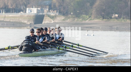 Il fiume Tamigi, Londra, Regno Unito. 06/04/2012. 158Xchanging Oxford & Università di Cambridge Boat Race. Gita in pratica durante la precedente settimana Tideway. Foto Stock