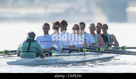 Il fiume Tamigi, Londra, Regno Unito. 06/04/2012. 158Xchanging Oxford & Università di Cambridge Boat Race. Il Cambridge equipaggio blu su una gita in pratica durante il venerdì prima del giorno della gara Foto Stock