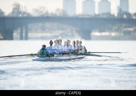 Il fiume Tamigi, Londra, Regno Unito. 06/04/2012. Il Cambridge equipaggio blu su una gita in pratica durante il venerdì prima del giorno della gara. Domani sarà la 158Xchanging Oxford & Università di Cambridge Boat Race. Foto Stock