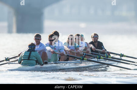 Il fiume Tamigi, Londra, Regno Unito. 06/04/2012. Il Cambridge equipaggio blu su una gita in pratica durante il venerdì prima del giorno della gara.domani sarà 158Xchanging Oxford & Università di Cambridge Boat Race. Foto Stock