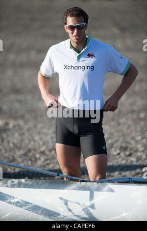 Il fiume Tamigi, Londra, Regno Unito. 06/04/2012. Alex Ross n. 4 Cambridge Blue equipaggio a bordo l'ultimo giorno di pratica prima di 158Xchanging Oxford & Università di Cambridge Boat Race di domani. Foto Stock