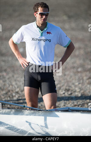 Il fiume Tamigi, Londra, Regno Unito. 06/04/2012. 158Xchanging Oxford & Università di Cambridge Boat Race. Alex Ross n. 4 Cambridge Blue equipaggio. Foto Stock