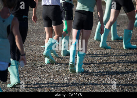 Il fiume Tamigi, Londra, Regno Unito. 06/04/2012. Il Blu di Camridge equipaggi Hunter Stivali. Oggi è l'ultima pratica uscite prima di domani 158Xchanging Oxford & Università di Cambridge Boat Race. Foto Stock