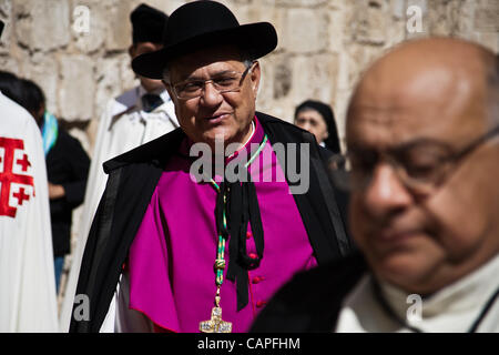 Il Patriarca Latino di Gerusalemme Fouad Twal, lascia la chiesa del Santo Sepolcro a seguito di una speciale Venerdì santo servizio. Gerusalemme, Israele. 6-apr-2012. Migliaia di pellegrini cristiani ripercorrere gli ultimi passi di Gesù attraverso la Via Dolorosa per la Chiesa del Santo Sepolcro in buona F Foto Stock