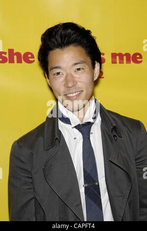 Aaron Yoo presso gli arrivi per lei mi vuole Premiere, Laemmle Music Hall, Beverly Hills, CA 5 aprile 2012. Foto Da: Michael Germana/Everett Collection Foto Stock