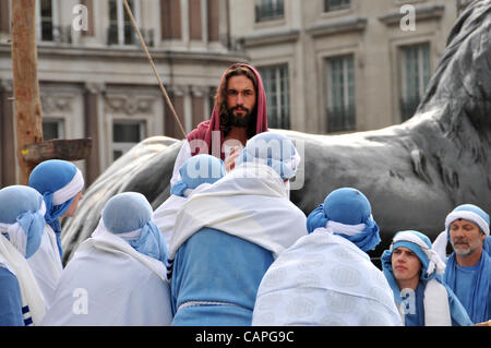 Trafalgar Square, Londra, Regno Unito. 06 Aprile, 2012. Gesù e i suoi discepoli durante l'ultima cena durante la Passione di Gesù, eseguita in Trafalgar Square e il Venerdì Santo. Foto Stock