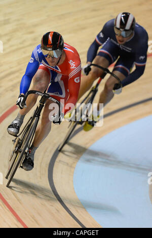 JASON KENNY (GBR) e Kevin SIREAU (FRA) gara nei quarti di finale di uomini della Sprint evento sul giorno 3 del 2012 UCI via del Campionato del Mondo di Ciclismo a Hisense Arena di Melbourne, Australia. Foto Stock