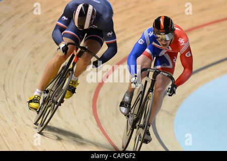 JASON KENNY (GBR) e Kevin SIREAU (FRA) gara nei quarti di finale di uomini della Sprint evento sul giorno 3 del 2012 UCI via del Campionato del Mondo di Ciclismo a Hisense Arena di Melbourne, Australia. Foto Stock