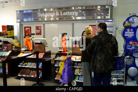 Londra, Regno Unito. 06/05/12. L'attore la riproduzione di Gesù Cristo nel gioco, la passione di Gesù punti alla fotocamera prima che le sue prestazioni a Trafalgar Square. Foto Stock